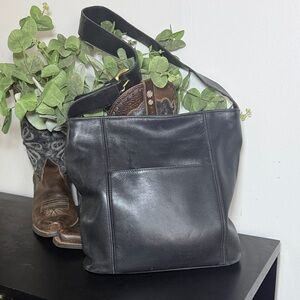 Vintage Coach Black Leather Shoulder Bag Classic Minimalist Crossbody Purse